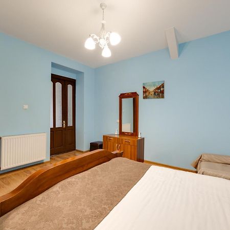 Rustaveli Two Bedroom Apartment With 5 Star Location Tbilisi Esterno foto