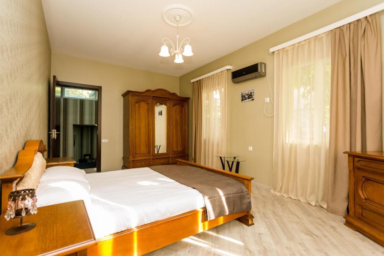 Rustaveli Two Bedroom Apartment With 5 Star Location Tbilisi Esterno foto