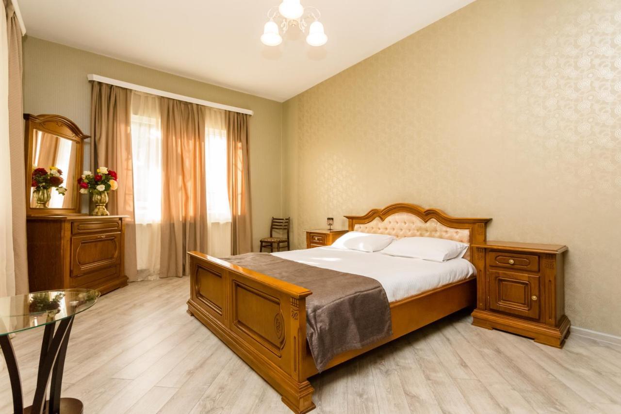Rustaveli Two Bedroom Apartment With 5 Star Location Tbilisi Esterno foto