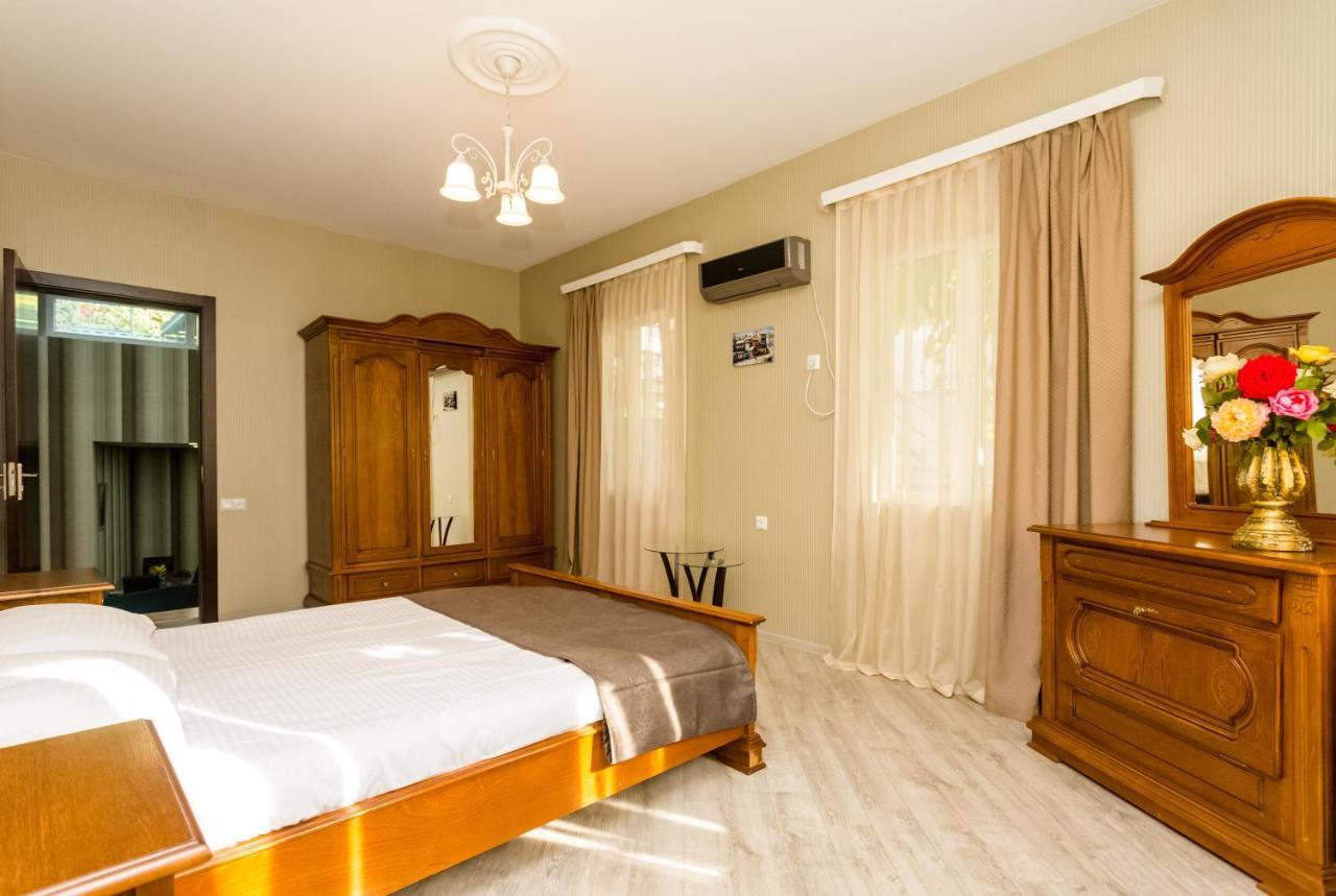 Rustaveli Two Bedroom Apartment With 5 Star Location Tbilisi Esterno foto